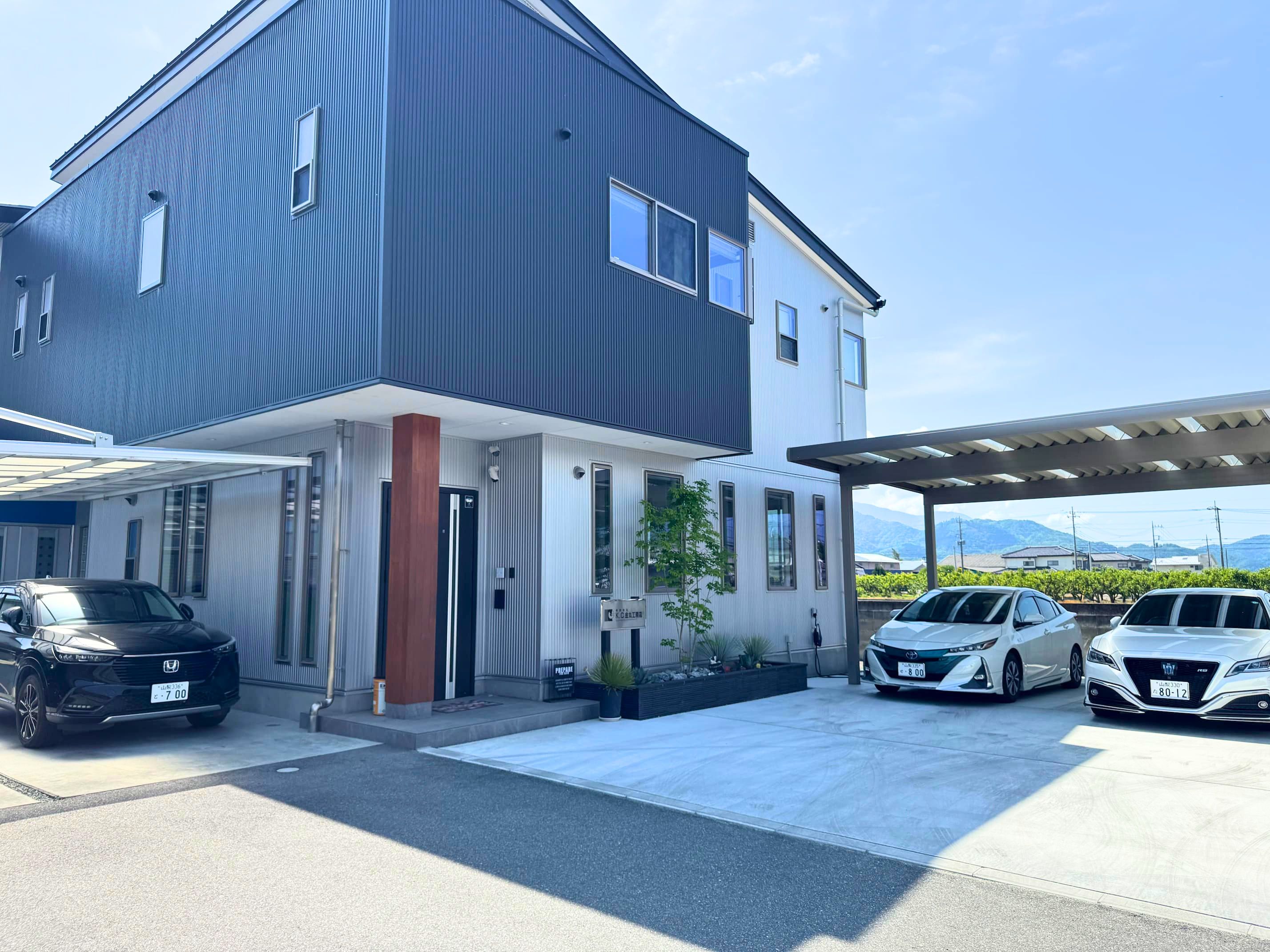 南アルプスの風景と作業員