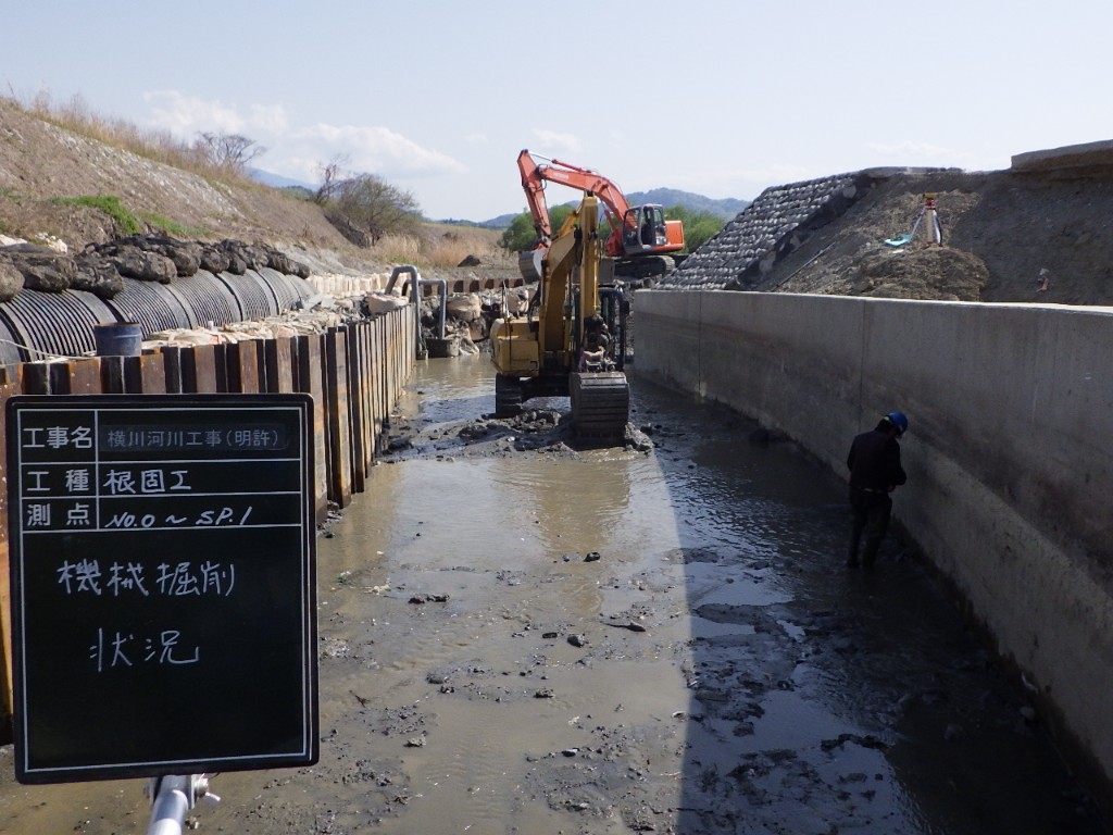 河川の機械掘削状況（根固工）