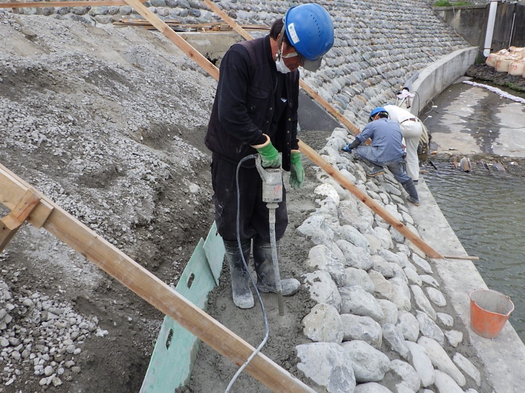 護岸の石積み・転圧作業
