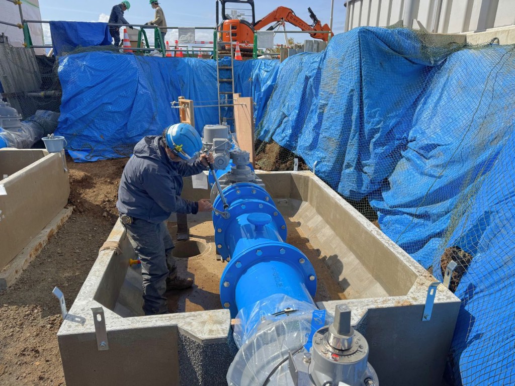大型水道管の接合・締め付け作業